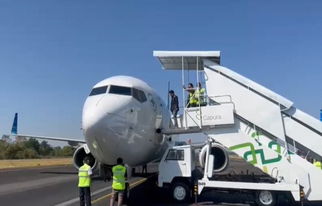 Ban pesawat Garuda pecah saat mendarat di bandara Sultan Hasanuddin. (Foto: Dk. Penumpang)