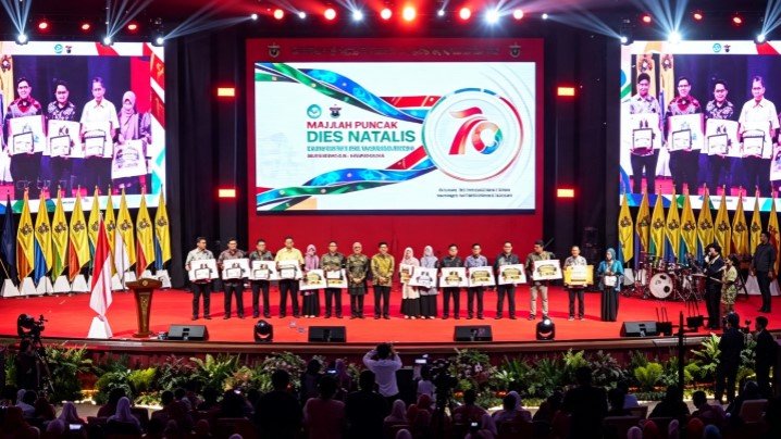 Rektor Unhas Prof. Jamaluddin Jompa memberikan penghargaan kepada Darma Pena, Purna Bakti, Dosen Berprestasi, Guru Besar, Dosen dan Tenaga Kependidikan, Kamis 10 September 2026 malam. (Foto: Opsi/Rio)