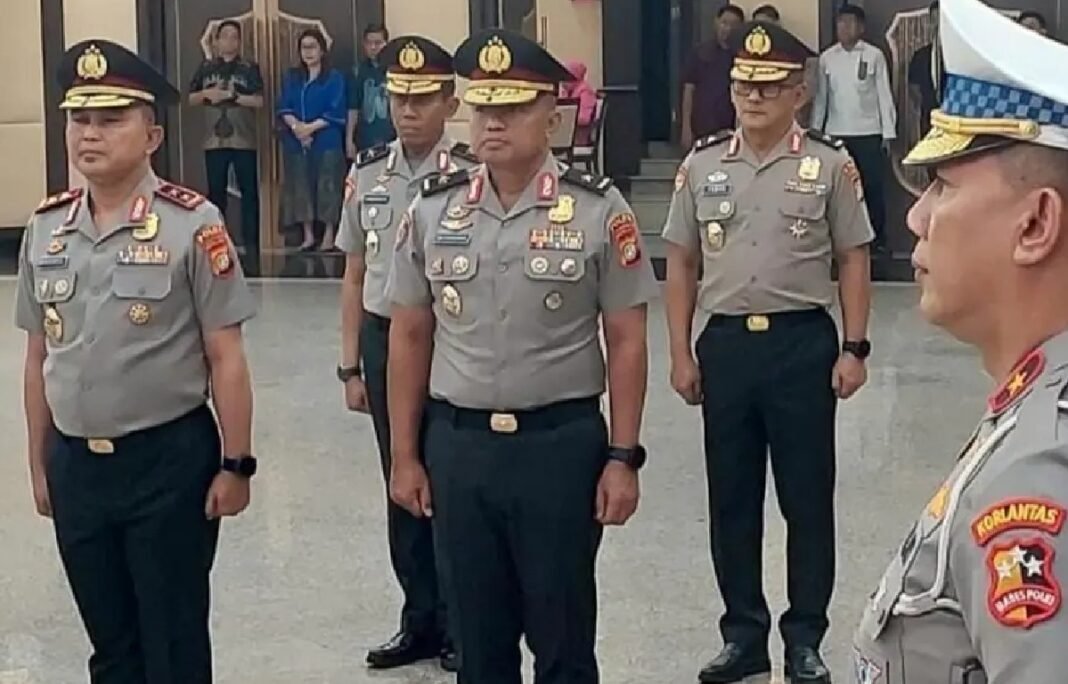 Kapolri Naikkan Pangkat Wakapolda Metro Jaya Jadi Jenderal Bintang Dua Kapolri Jenderal Listyo Sigit Prabowo memberikan kenaikan pangkat setingkat lebih tinggi kepada Wakapolda Metro Jaya, Dekanto Eko Purwono.