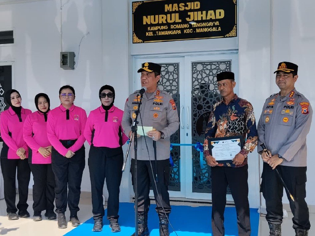 Kapolda Sulsel, didampingi Kapolrestabes Makassar saat meresmikan Masjid Nurul Jihad di Kampung Romang Tangngayya, Kecamatan Manggala, Kota Makassar, Rabu (30/9/2026). (Foto: Opsi/Rio)