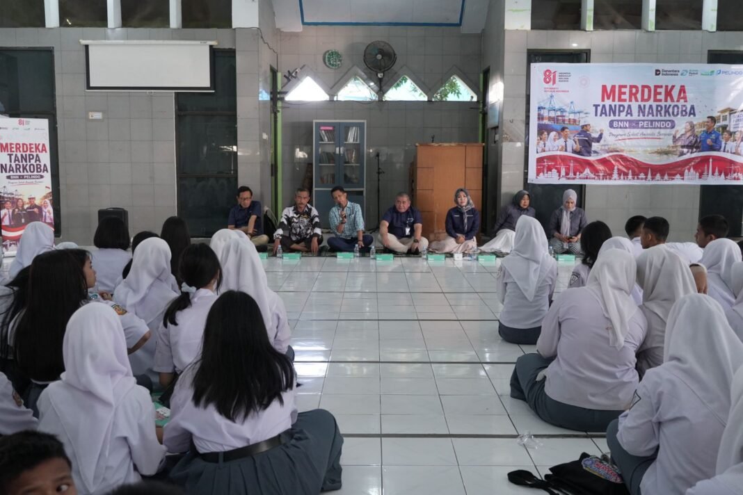 Semangat Kemerdekaan Tanpa Narkoba, Pelindo Edukasi Pelajar SMAN 1 Makassar Pelindo edukasi soal bahaya narkoba kepada pelajar SMAN 1 Makassar. (Foto: Pelindo)