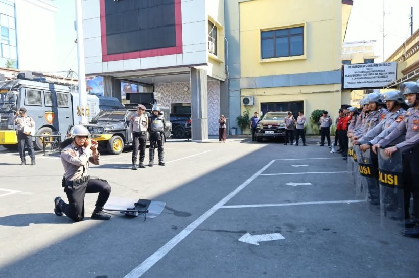 Polrestabes Makassar Intensifkan Latihan Dalmas, Kesiapan Personel Diasah Hadapi Eskalasi Massa Personel Satuan Samapta Polrestabes Makassar mengikuti latihan pengendalian massa (Dalmas) di halaman Mapolrestabes Makassar
