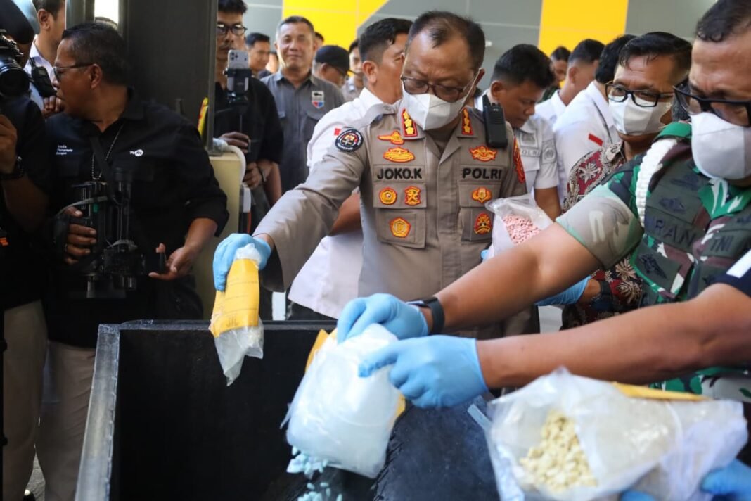 Perangi Narkoba, Polda Aceh Musnahkan 49.627 Ekstasi dan 2.538 Cartridge Vape Etomidate Pemusnahan narkotika di Mapolda Aceh. (Foto: humas)