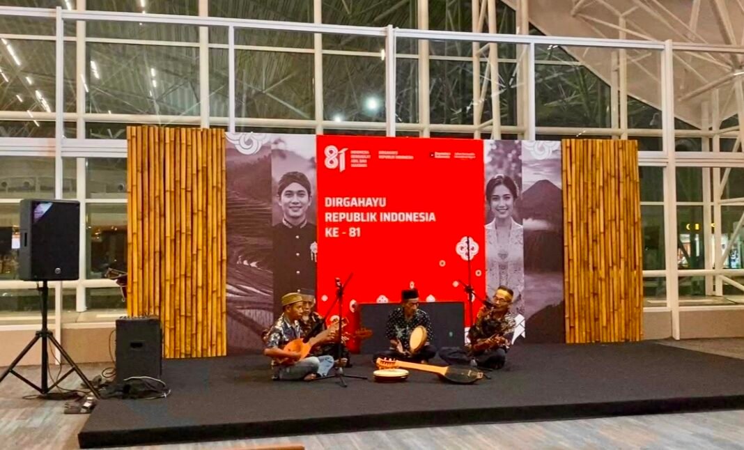 Bandara Hasanuddin Delay, Gambus Rammang-Rammang Jadi Hiburan Kelompok Seni Gambusu’ Rammang-Rammang