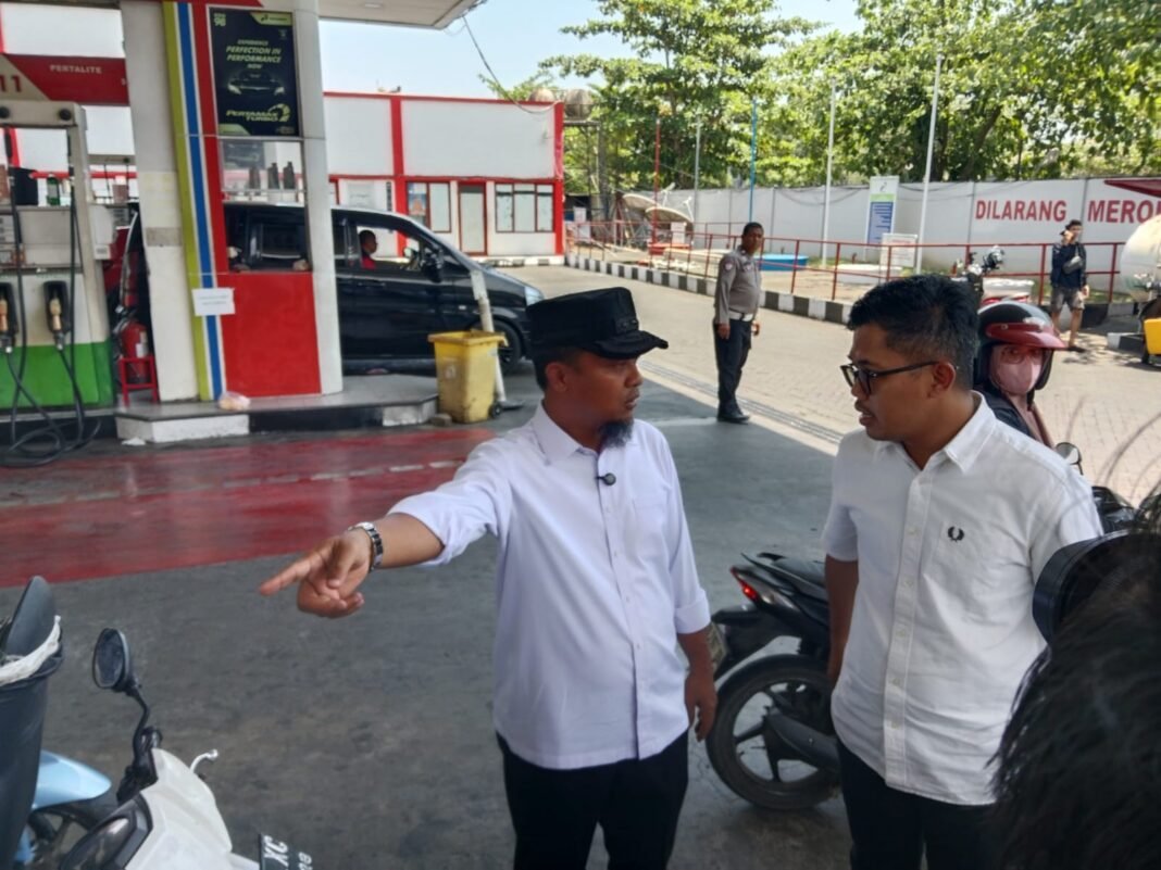 Gubernur Sulsel Andi Sudirman sidak salah satu SPBU di Kota Makassar.