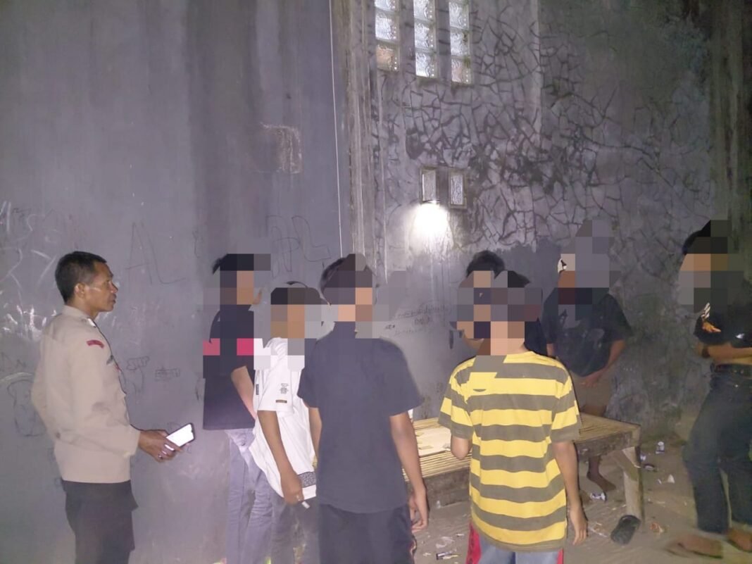 Perang Kelompok Pecah di Gowa, 5 Pemuda Diciduk Polisi saat Sembunyi di Rumah Kosong Lima pemuda di Gowa diamankan polisi. (Foto: Dok.Polisi)