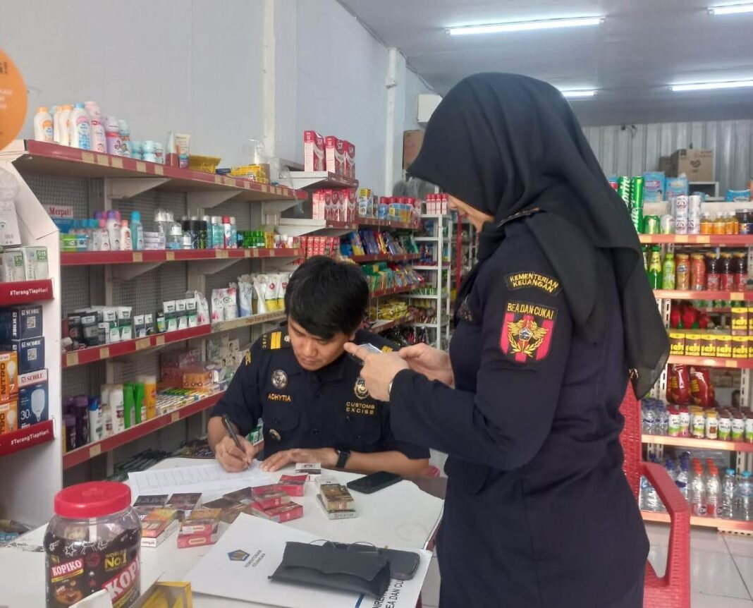 Bea Cukai Makassar Pantau Harga Rokok di Gowa, Takalar, dan Maros Bea cukai mengecek harga rokok di tiga wilayah di Sulsel. (Foto: Opsi/Bea Cukai)