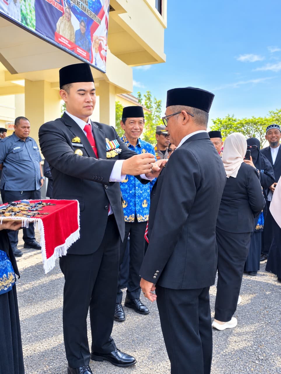 Bupati Pangkep Serahkan Satyalancana ke Badaruddin Bupati Pangkep, Muhammad Yusran Lalogau memberikan tanda kehormatan kepada Kepala UPT SDN 17 Satando, Badaruddin