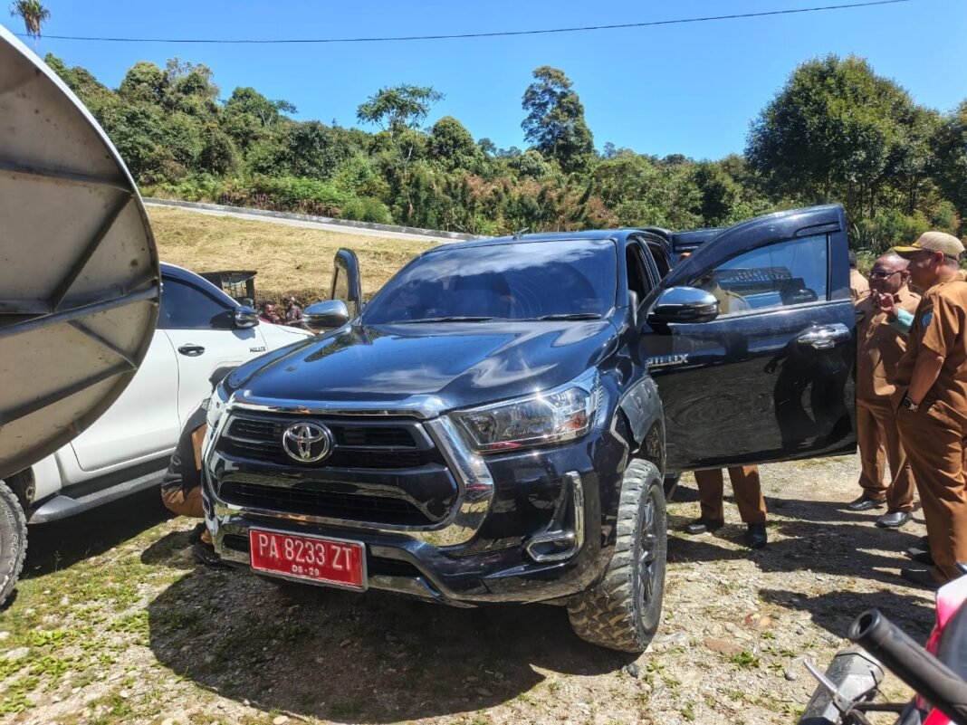 Kendaraan dinas yang diserahkan pejabat Pemkab Tolikara.