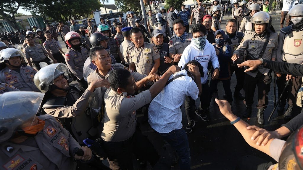 Putusan Pengadilan Tak Kunjung Dijalankan, KKJ Laporkan Kapolda Sulsel ke Kapolri Wajah polisi terlihat jelas saat menganiaya jurnalis Antara Sulsel.