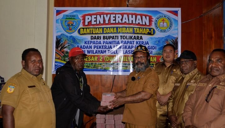 Bupati Tolikara Serahkan Hibah Rp2 Miliar untuk Rapat Kerja BPL GIDI 2026 Bupati Tolikara Willem Wandik, S.Sos. menyerahkan bantuan dana hibah tahap pertama sebesar Rp2 miliar kepada panitia Rapat Kerja Badan Pekerja Lengkap (BPL) Gereja Injili di Indonesia (GIDI) Wilayah Toli, Klasis Kanggi.