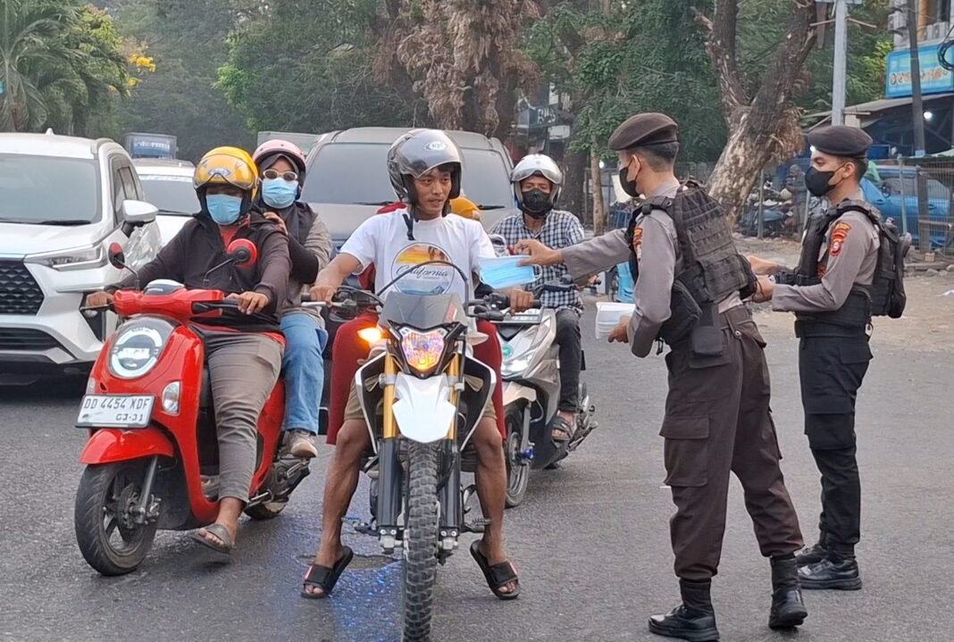 Polusi Udara Makassar Memburuk, Polres Pelabuhan Bagikan 1.000 Masker Gratis Polusi Udara Makassar Memburuk, Polres Pelabuhan Bagikan 1.000 Masker Gratis