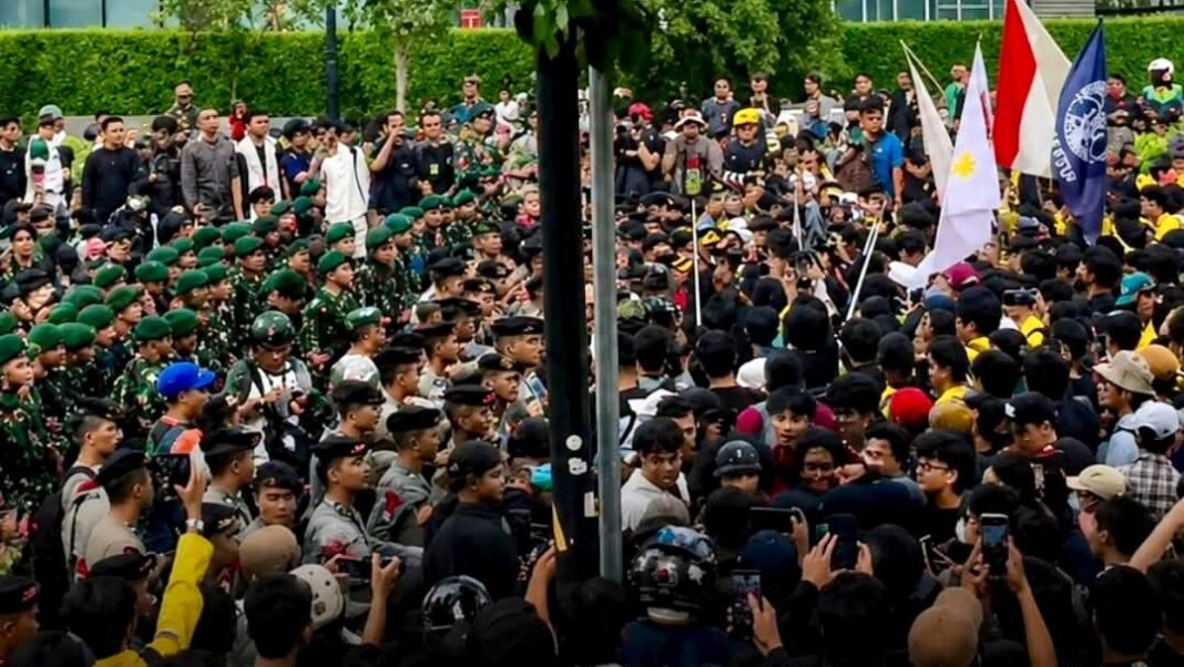 Usai Diperiksa, 19 Orang yang Diamankan dalam Demo Jakarta Dipulangkan aksi mahasiswa saat menggelar aksi demonstrasi pada Kamis 28 Oktober 2026. (Foto: Dok. warga)