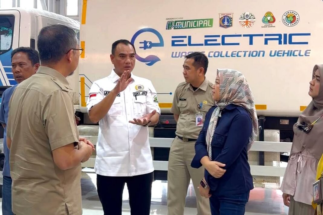 Pansus DPRD DKI Evaluasi Kelaikan Armada Truk Pengangkut Sampah yang Beroperasi di Jakarta Pansus DPRD DKI Evaluasi Kelaikan Armada Truk Pengangkut Sampah yang Beroperasi di Jakarta