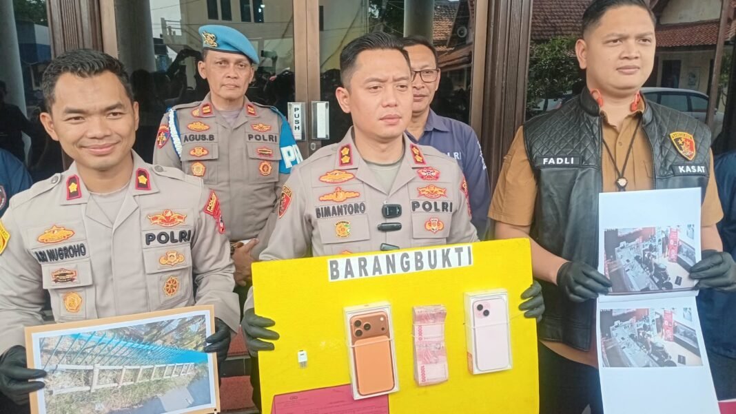 Pelajar 14 Tahun Bobol Konter HP di Cirebon, Wajah Ditutupi Celana Pelajar 14 Tahun Bobol Konter HP di Cirebon, Wajah Ditutupi Celana