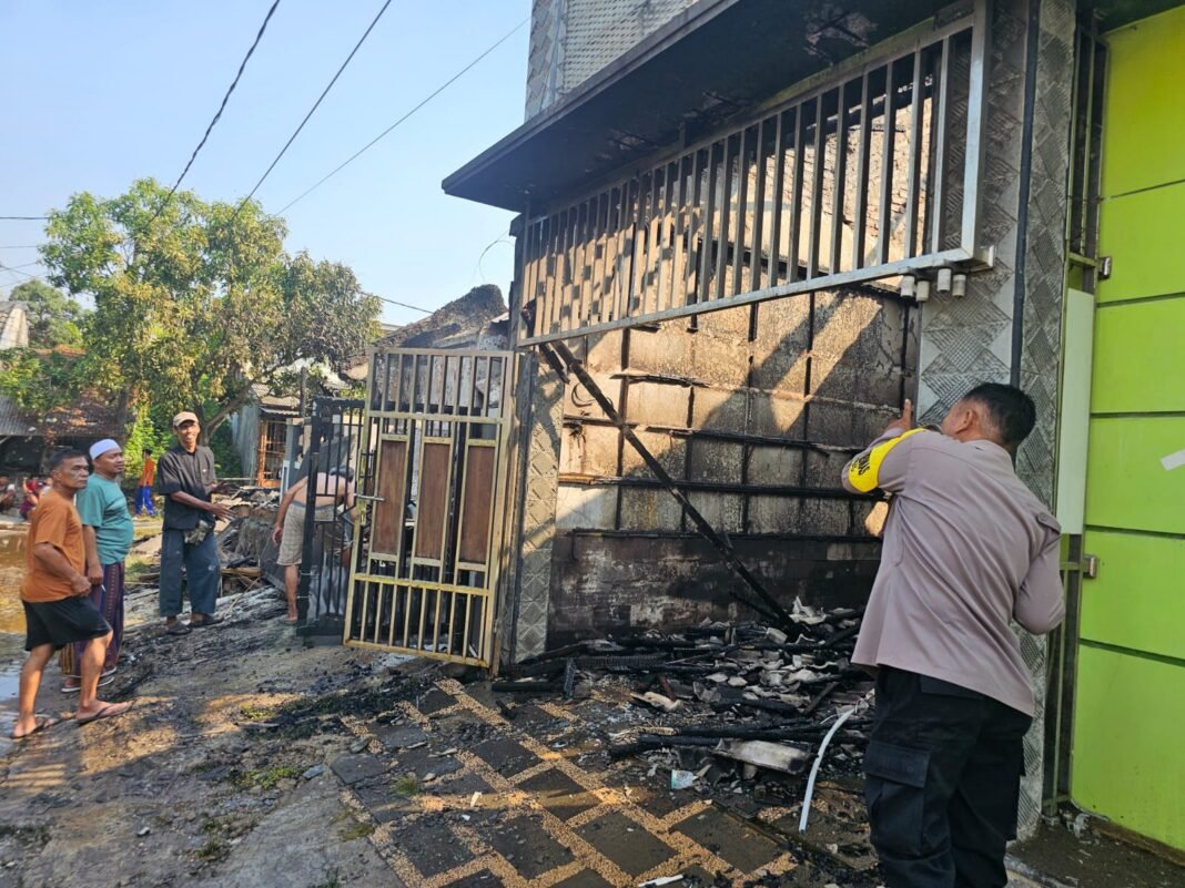 Tiga Anak Terjebak Saat Rumah Terbakar di Cirebon, Bocah 3 Tahun Diselamatkan Petugas Damkar Tiga Anak Terjebak Saat Rumah Terbakar di Cirebon, Bocah 3 Tahun Diselamatkan Petugas Damkar