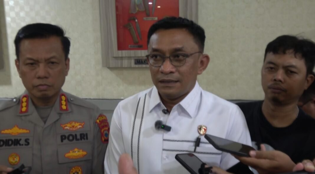Retas Akun WhatsApp dan Kuras Isi Rekening Rp50 Juta, Pelaku Ditangkap di Sumsel Retas Akun WhatsApp dan Kuras Isi Rekening Rp50 Juta, Pelaku Ditangkap di Sumsel