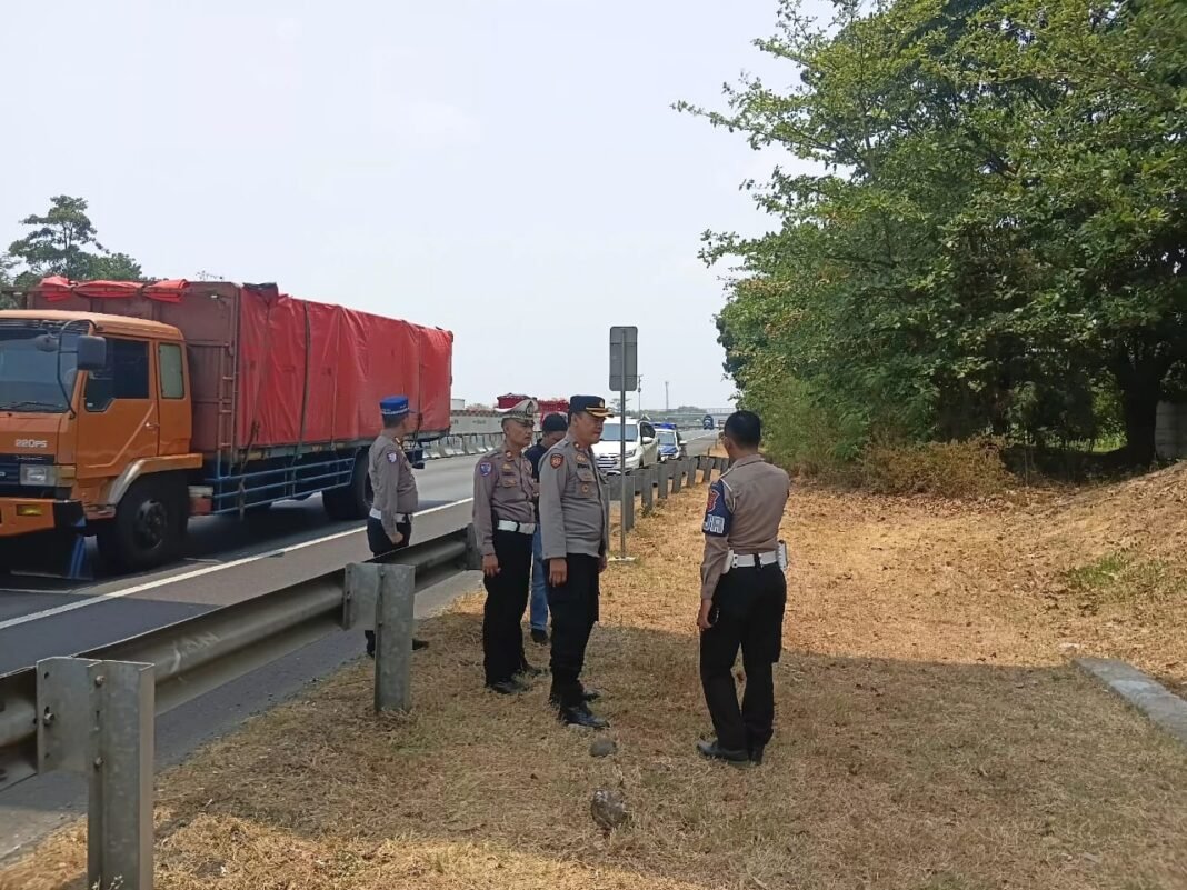 Bus Suporter Dilempari Batu di Tol Palikanci, Dua Penumpang Terluka Bus Suporter Dilempari Batu di Tol Palikanci, Dua Penumpang Terluka