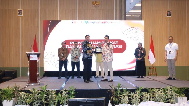 OJK Cirebon Gandeng Lembaga Keuangan, Perkuat Kemandirian Ekonomi Pekerja Migran OJK Cirebon Gandeng Lembaga Keuangan, Perkuat Kemandirian Ekonomi Pekerja Migran