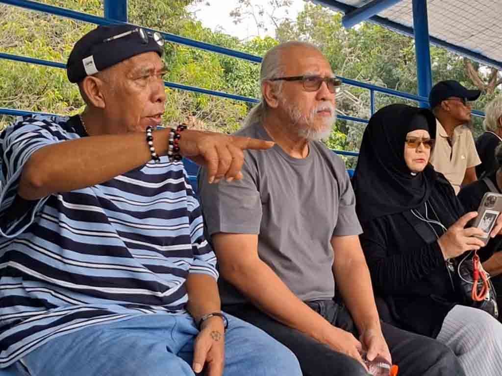 Singgahi PSF Pancoran, Iwan Fals Lempar Gagasan Agar PSSI Gelar Liga Tarkam Musisi senior Iwan Fals mengunjungi PSF Pancoran. (Foto: Istimewa)