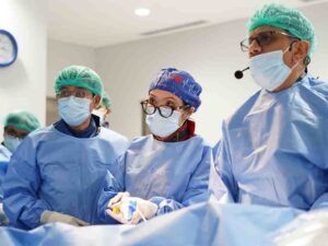 dr. Ika Komar Dhanudibroto, Sp.JP, Subsp.KI (K), FIHA (tengah), dr. Achmad Fauzi Yahya, Sp.JP(K), FIHA (kanan), saat tindakan Live Demo Case 1 Strategic PCI Meeting 2026 di Mayapada Hospital Jakarta Selatan. (Foto: Istimewa)