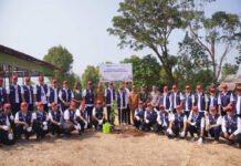 Petrokimia Gresik Libatkan 26 Karyawan dalam Pemberdayaan Warga Gowa Peserta AKSI 2026 bersama pemerintah daerah dan masyarakat berfoto bersama seusai kegiatan penanaman pohon sebagai bentuk kepedulian terhadap kelestarian lingkungan di Kelurahan Bulutana, Kabupaten Gowa. (Foto: Opsi)