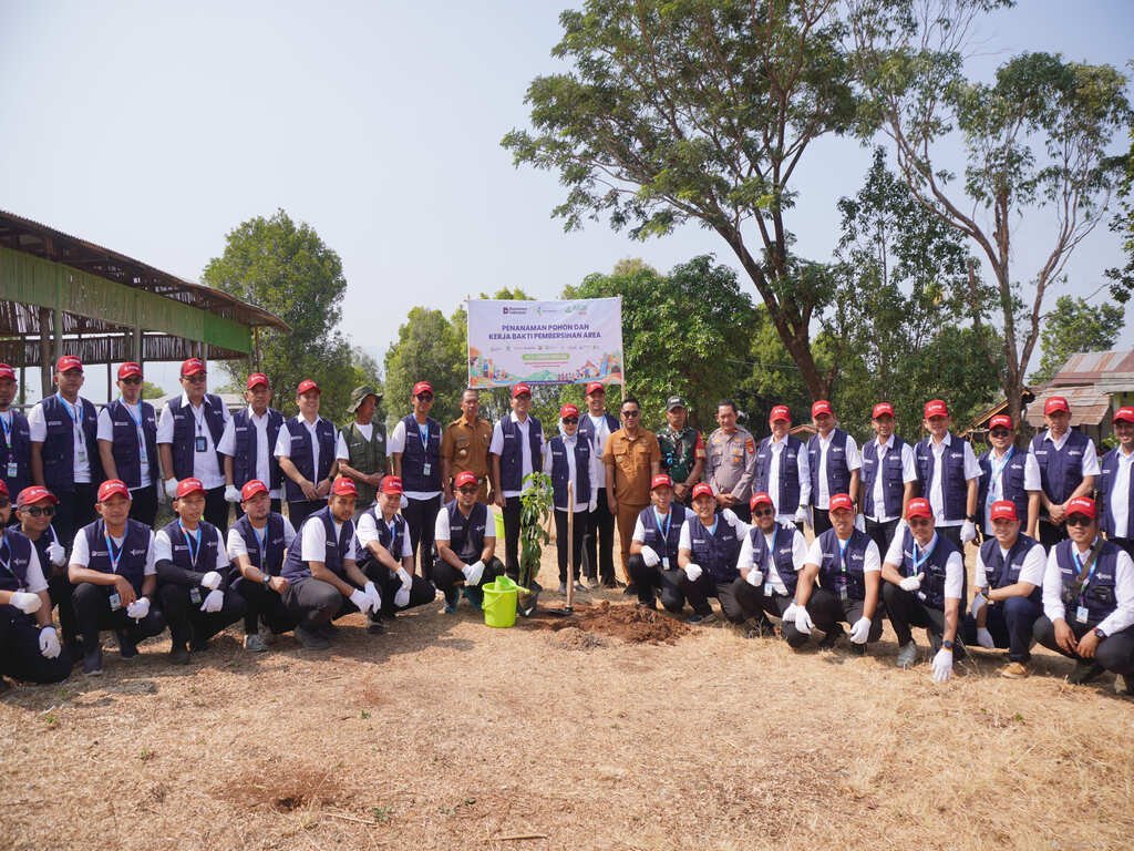 Petrokimia Gresik Libatkan 26 Karyawan dalam Pemberdayaan Warga Gowa Peserta AKSI 2026 bersama pemerintah daerah dan masyarakat berfoto bersama seusai kegiatan penanaman pohon sebagai bentuk kepedulian terhadap kelestarian lingkungan di Kelurahan Bulutana, Kabupaten Gowa. (Foto: Opsi)
