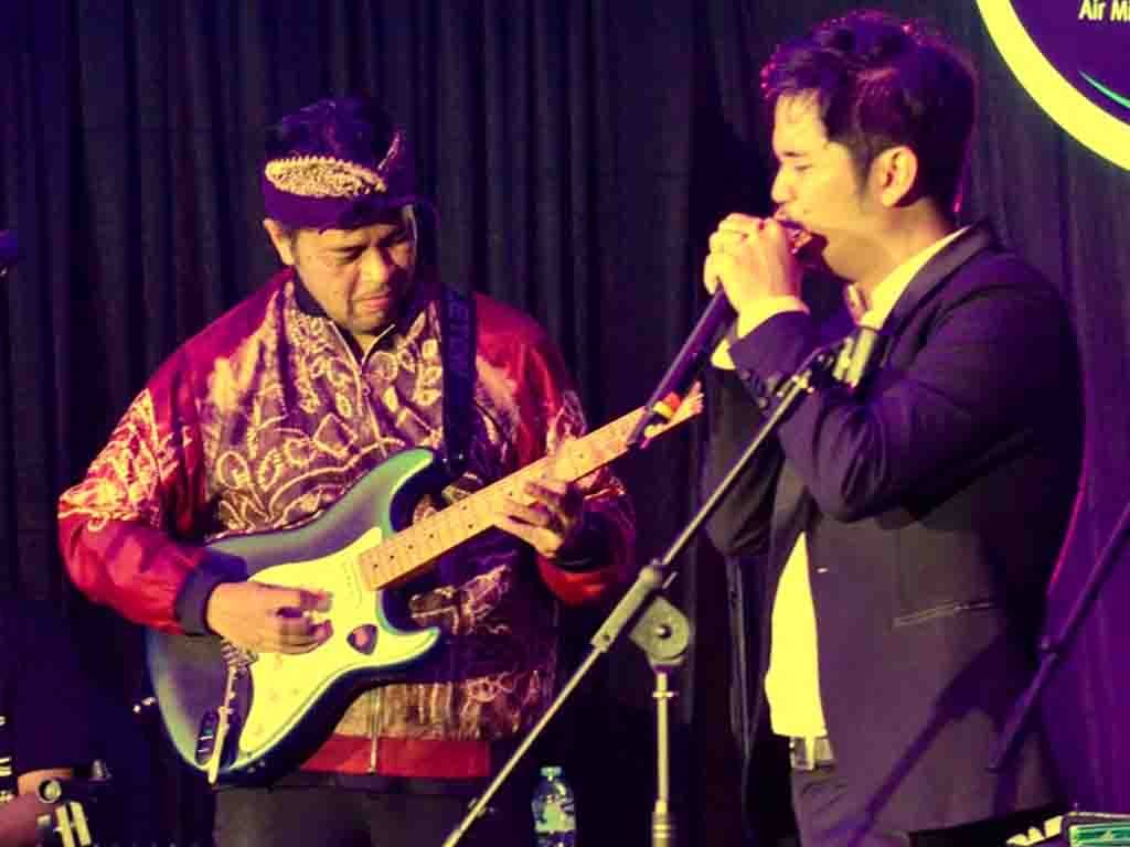 Kembara Harmoni Lintas Generasi I Wayan Balawan dan Muhamad Reyhan Naufal Dua musisi Balawan & Reyhan Naufal. (Foto: Istimewa)