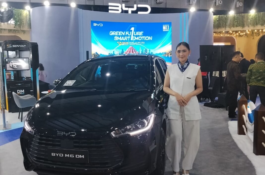 Dorong Transisi Energi Hijau, BYD Indonesia Resmi Rilis BYD M6 di Makassar Incar segmen keluarga Sulawesi, BYD M6 hadir di GIIAS Makassar 2026 dengan jarak tempuh 450 Km. (Foto: Opsi/Rio)