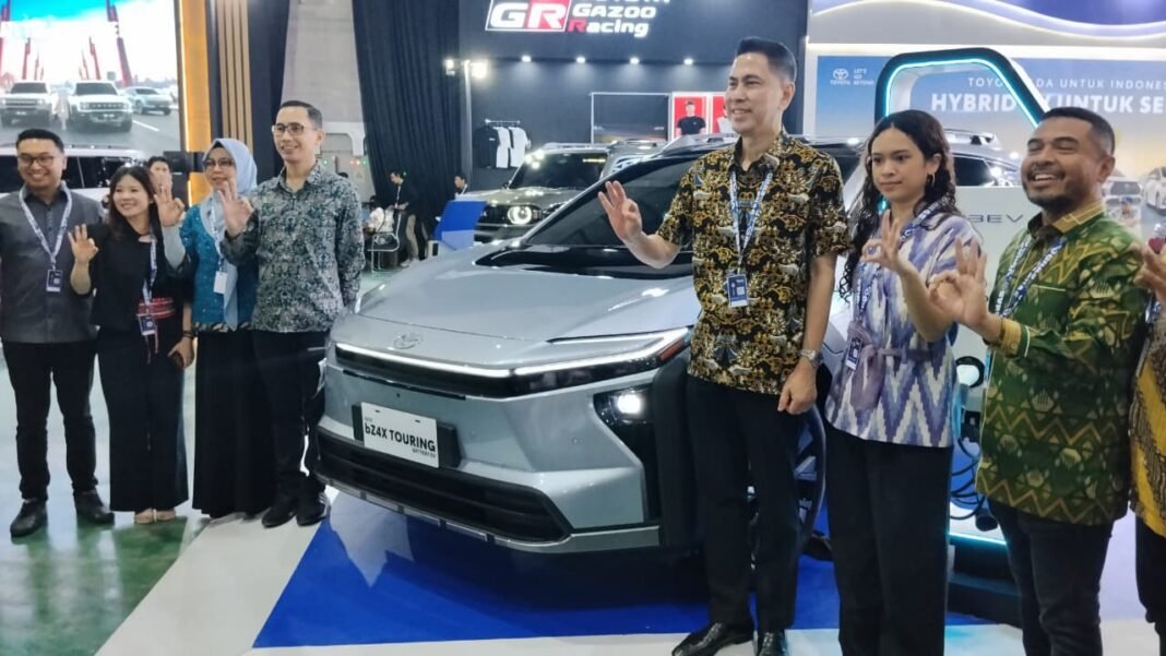 Toyota menghadirkan sejumlah model unggulan, termasuk New bZ4X Touring Battery EV, Land Cruiser 300 Hybrid EV, dan penampilan perdana (special preview) Land Cruiser FJ di GIIAS Makassar. (Foto: OPSI?Rio)