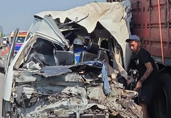 Minibus ditumpangi suporter PSS Sleman alami kecelakaan tragis, Minggu 18 Oktober 2026. (Foto: Polisi)