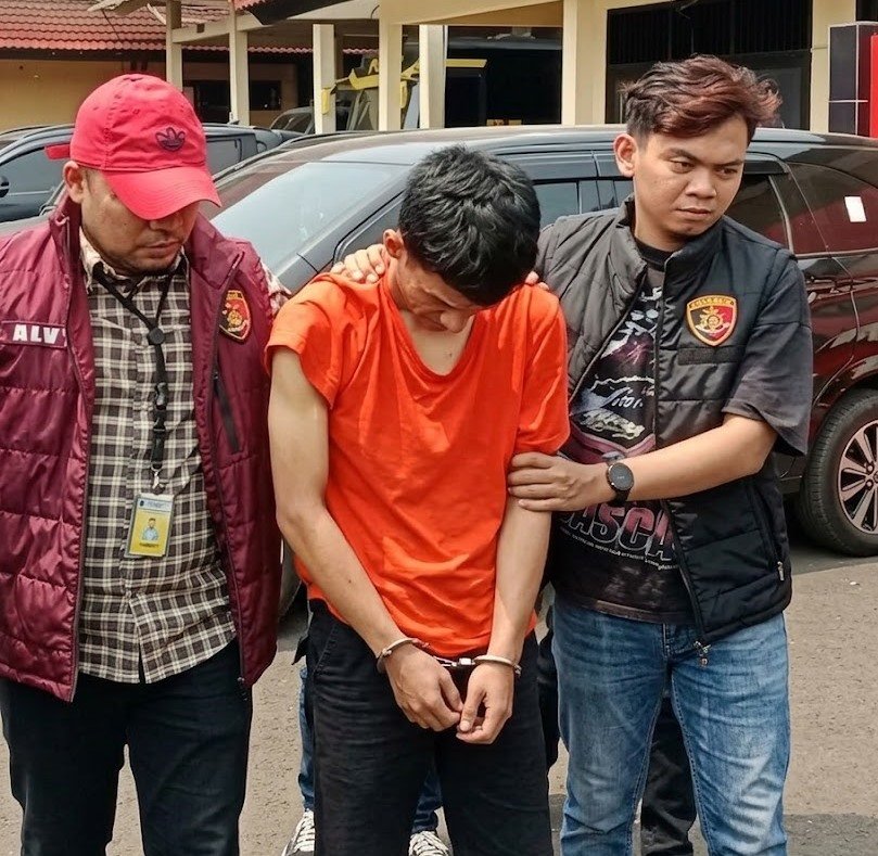 Polisi Tangkap Pria Terduga Perusak Bus Persib U-18 di Tol Batang-Semarang Salah satu pelaku penyerangan bus Persib junior. (Foto: Dok. Polisi)