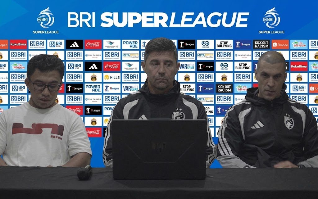PSM Makassar Bidik Rekor Bhayangkara FC, Darije Wanti-wanti soal Kartu Merah Pelatih PSM Makassar Darije Kalezic didampingi Stefan Jevtoski saat konferensi pers, Minggu 25 Oktober 2026 malam.